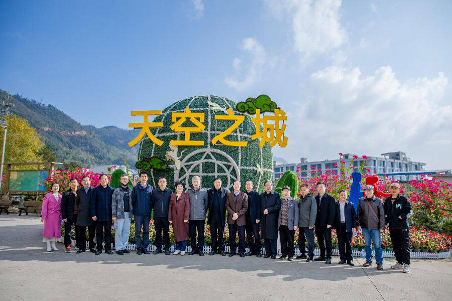 理培隽一行在天空之城景区调研（倪婷婷 摄）