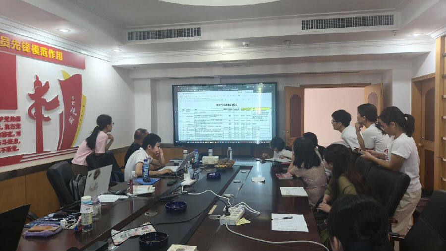 项目组现场为财务人员解决系统运行问题（周艳 摄）