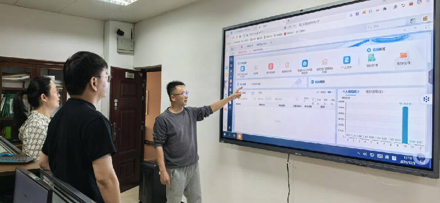 财务人员利用财务子系统进行业务分析（唐坚 摄）