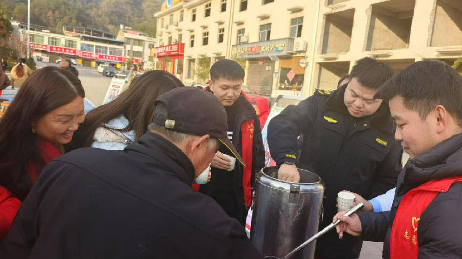 志愿者为村民准备了暖心热饮（吴佳鑫 摄）