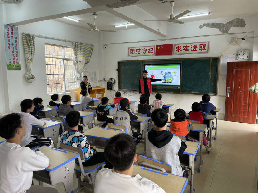 浦北烟草党员徐港在特殊学校为特殊学生上安全课（于雷 摄）