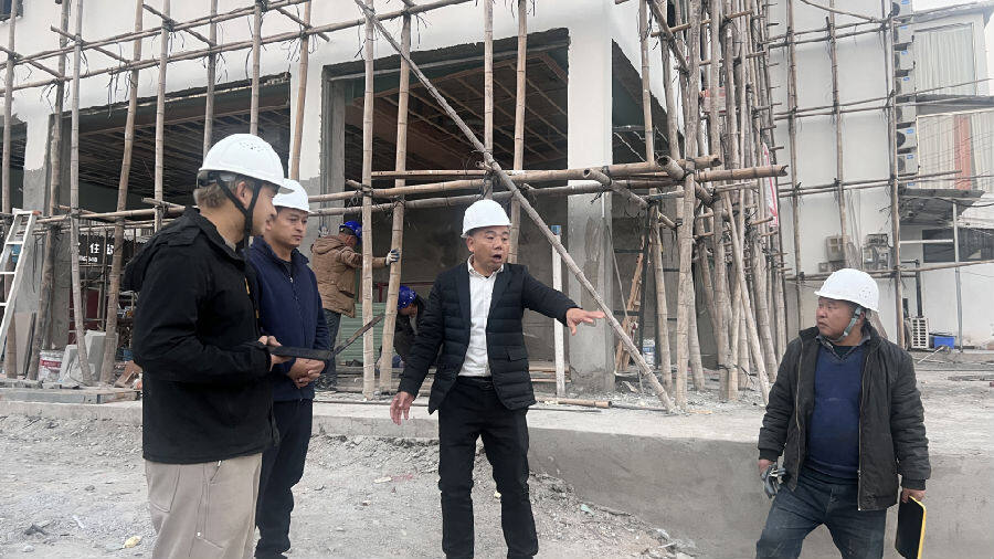 孔祥鹏一行前往民宿施工现场（戴璐 摄）