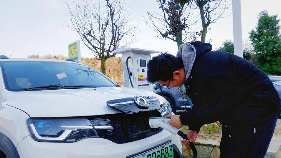 郧西县上津镇孙家湾村村民正在使用智慧充电桩给新能源汽车充电（王霞 摄）
