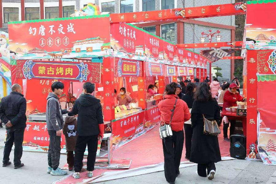 郧西县羊尾镇龙潭水街年货大集热闹开市（邹景根 摄）