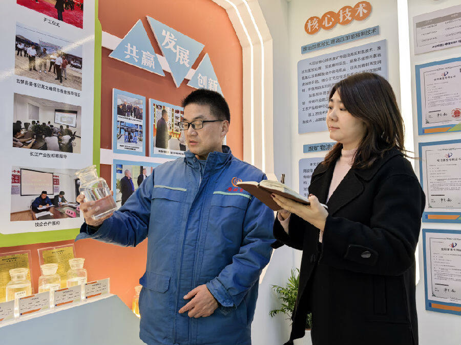 张道洪向记者介绍情况(刘昊博 摄) 张道洪向记者介绍情况(刘昊博 摄)