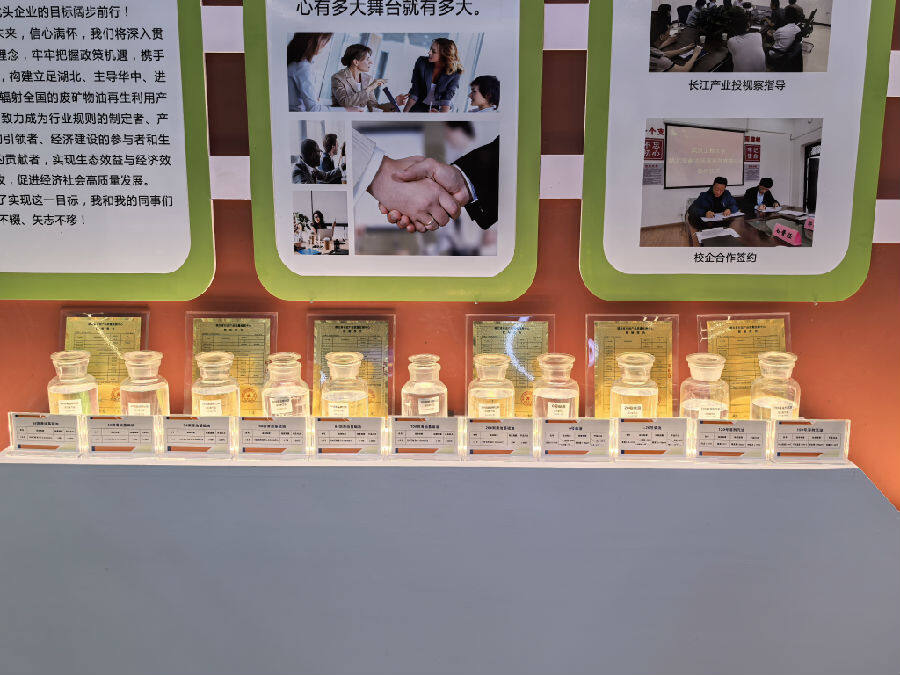 安耐吉公司生产的不同型号的润滑油(余惠玲 摄) 安耐吉公司生产的不同型号的润滑油(余惠玲 摄)