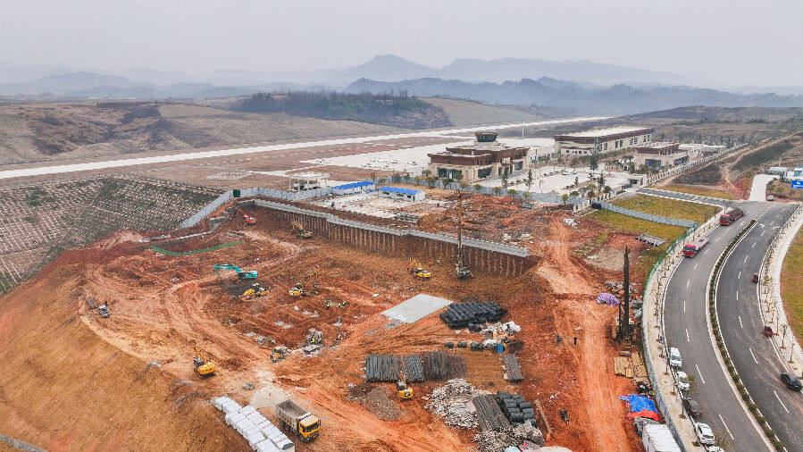 竹山县临空产业园和低空物流园项目施工现场 （李健 摄）