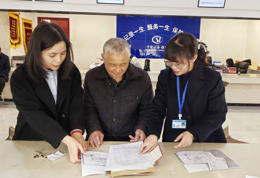 长泰区“跑腿办”服务专员和社保窗口工作人员为张庆原整理、办理退休的社保相关材料。（郑晓梅 摄）