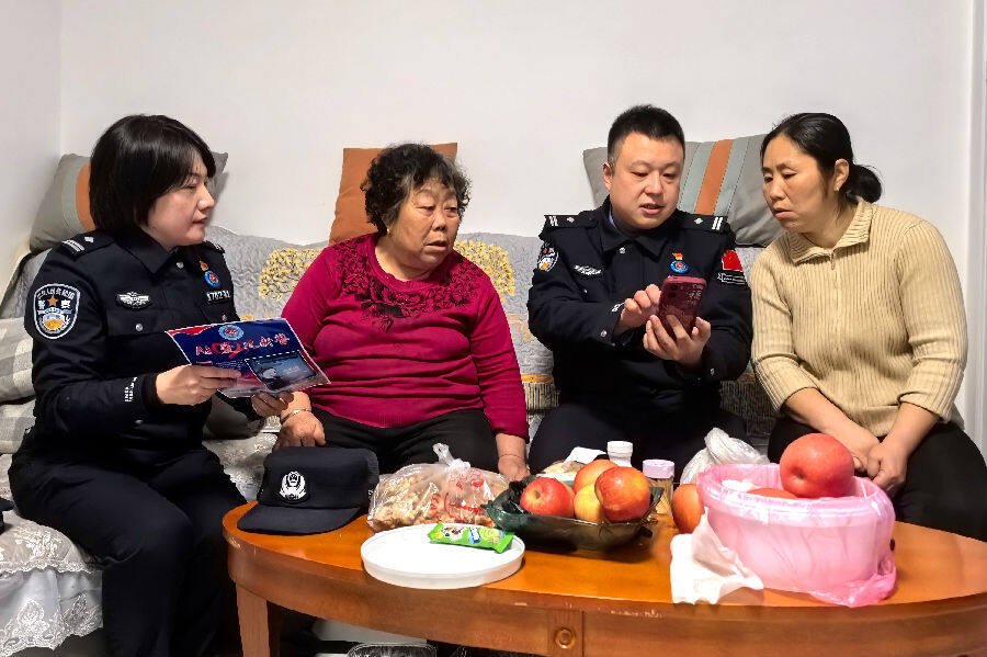 民警入户走访向群众介绍“AI警察”如何使用（王昊阳 摄）