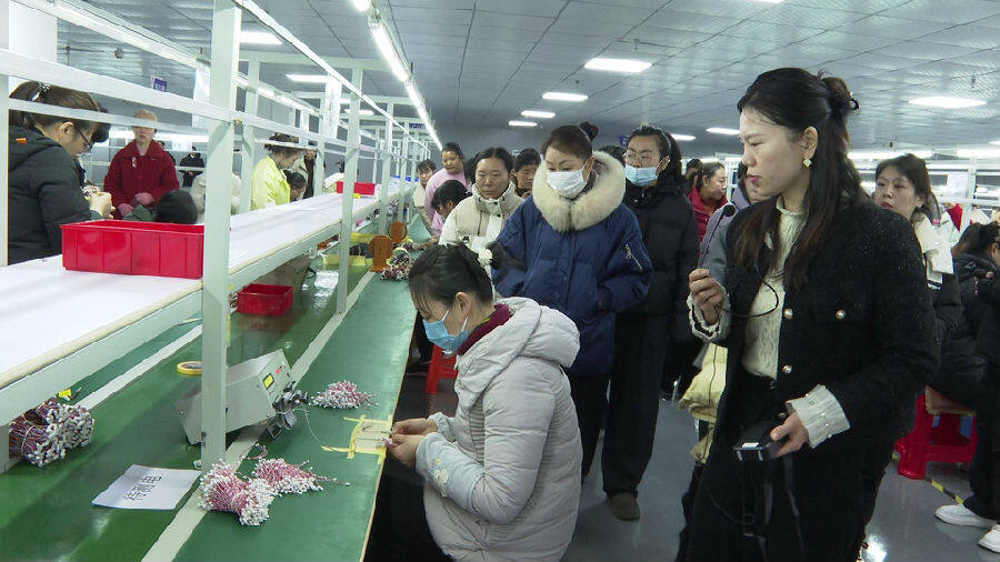 求职者在富强迪公司参观（周波 摄）