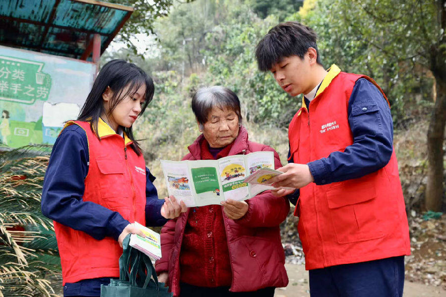 员工陈楚宜和周义杰正在平和县乐北村向村民宣传用电安全。（吴芳宇 摄）