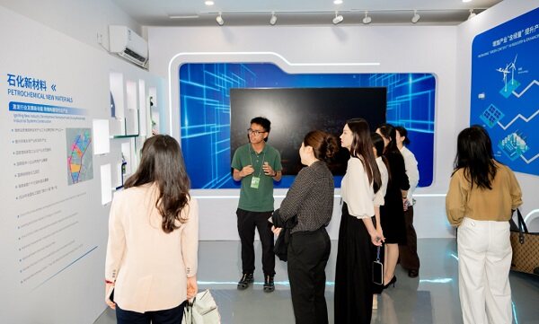 讲解员为观展嘉宾介绍石化新材料产业的发展（邓晓龙 摄）