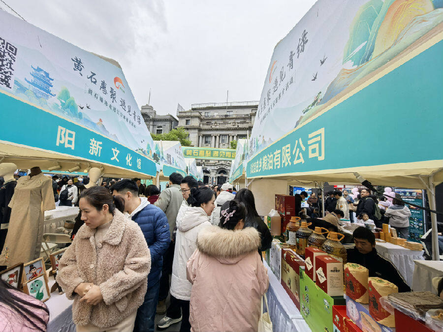 集市人头攒动（余惠玲 摄）