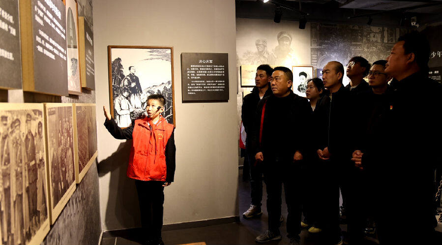 小小讲解员在为游客讲述张自忠将军的故事（李勤 摄）