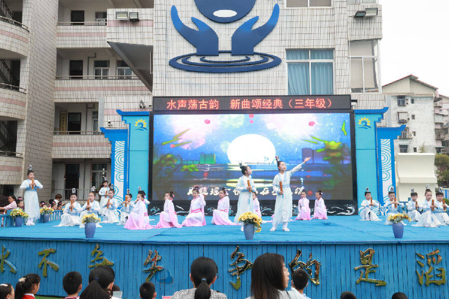在华安县第二实验小学，学生们表演“古诗新唱”才艺展演活动（许鹏飞 摄）