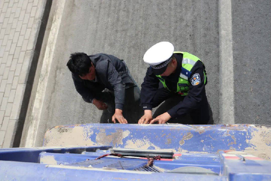 民辅警检查车辆安全设施设备防护情况（李超 摄）