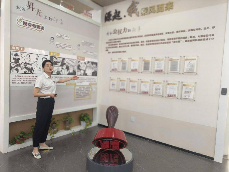 萧山区义桥镇昇光村工作人员在村史馆讲解“智慧印章”的故事 （曾庆华 摄）