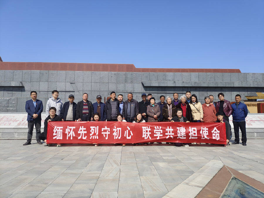 全体人员在纪念馆前合影留念（陈宇航 摄）
