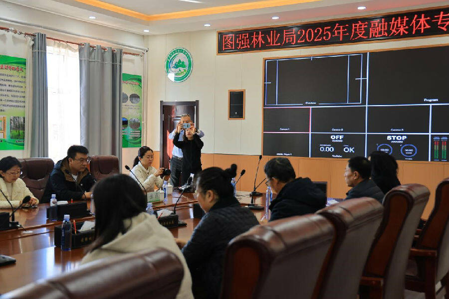 培训老师指导学员手机拍摄技巧（吴哲 摄）