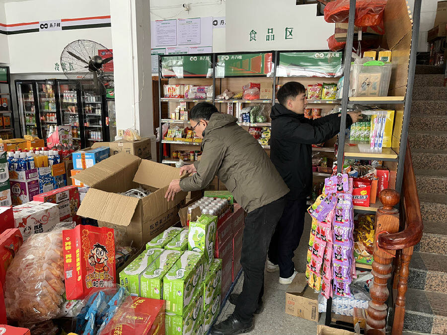 工作人员帮整理店内商品（欧立为 摄）