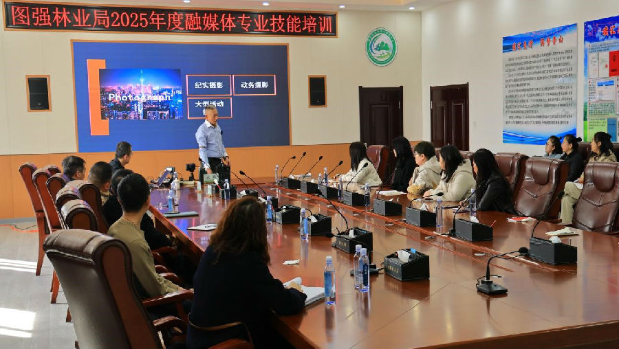 老师讲解政务摄影拍摄要点（吴哲 摄）