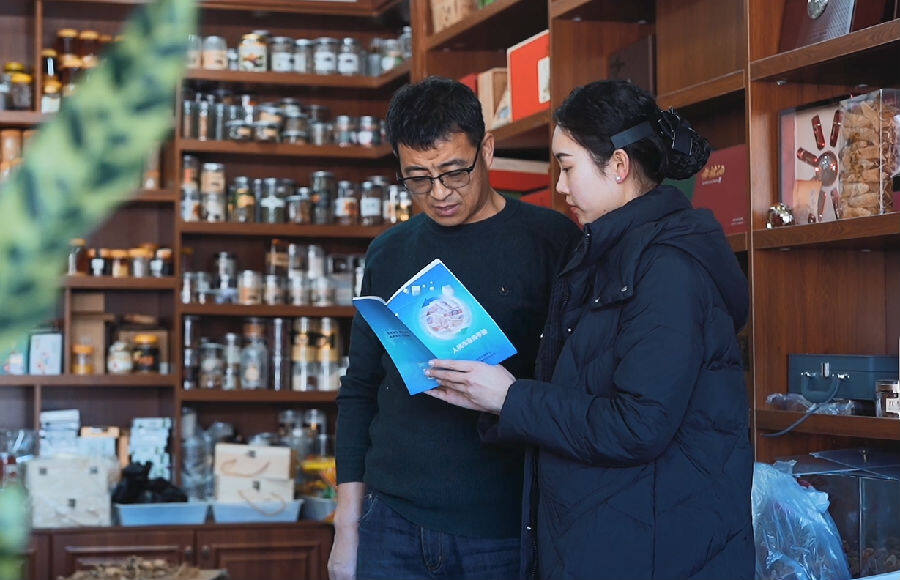 客户经理开展商户走访活动，开展产品宣传 （任鹤 摄）