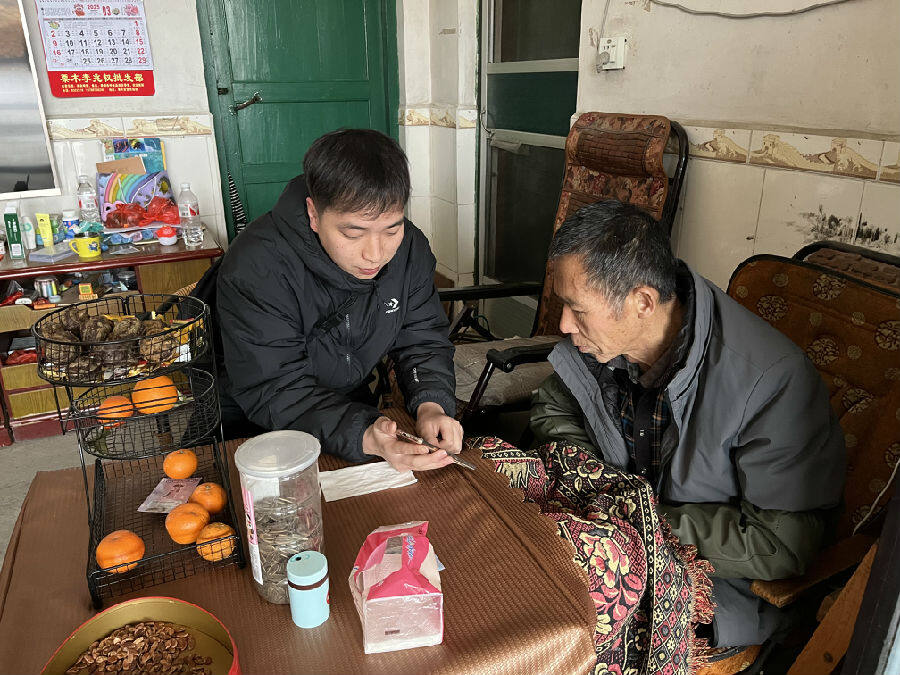 客户经理指导老年零售户使用手机订货（刘福楚 摄）