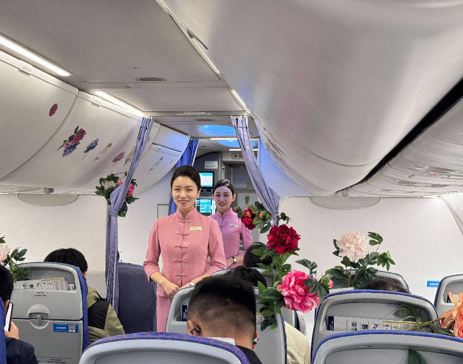 南航乘务组向旅客致意（周琳 摄）