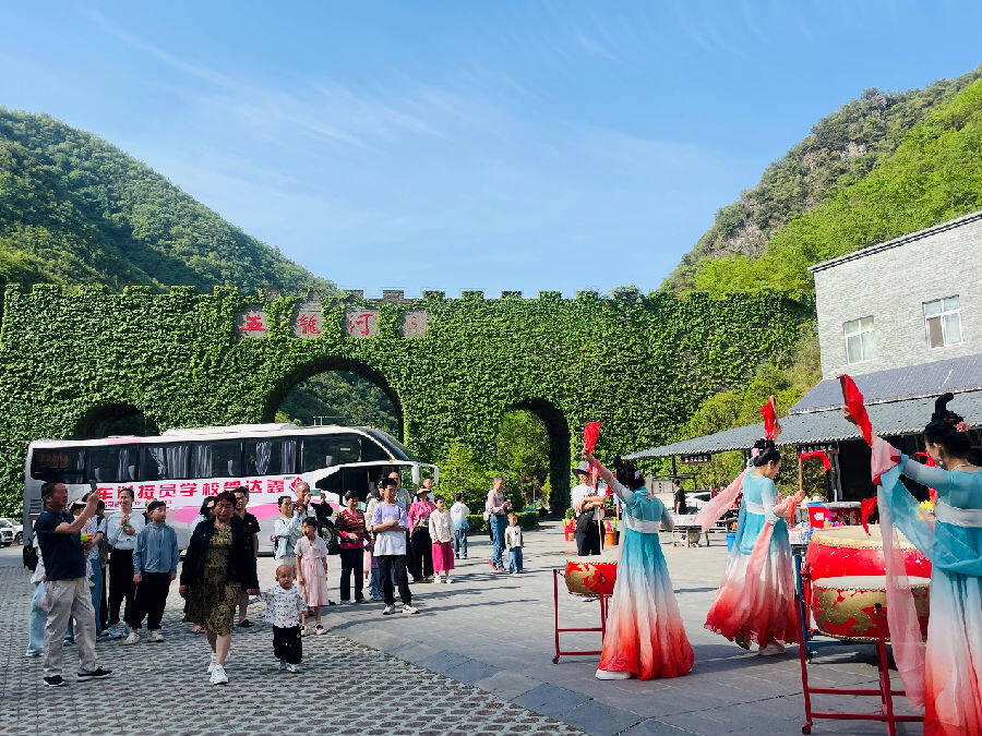 五龙河景区游人如织（袁春艳 摄）