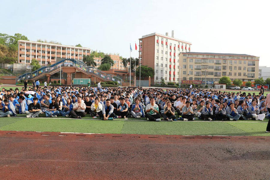 英山县长冲高中高三学生听讲座（刘钊海 摄）