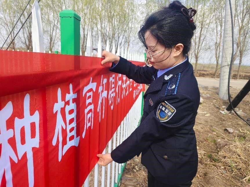 明水县水务部门悬挂条幅（张政义 摄）