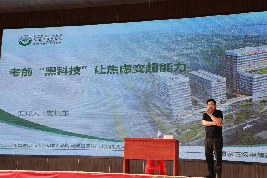 姜振东在英山县长冲高中为高三学生讲座（刘钊海 摄）