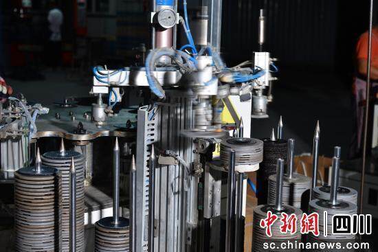 图为中研新材料平面砂布轮的产线。中研新材料 供图