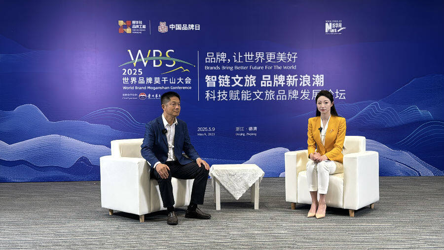英山县副县长陈琼接受新华网访谈（吴滕钰 摄）
