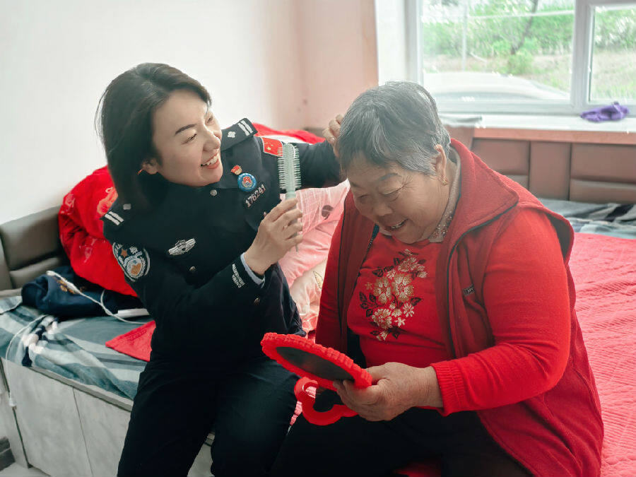 女警和她的“亲”妈妈（赵文瑞 摄）