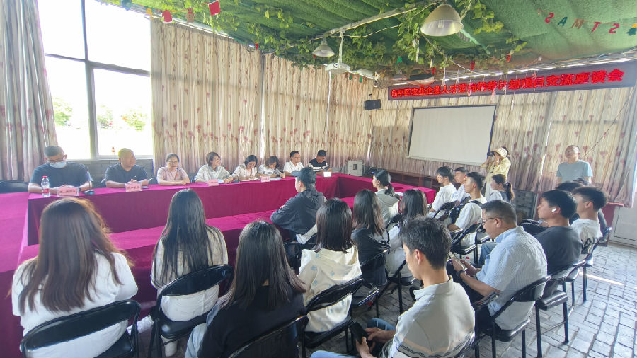 座谈交流现场（曾庆华 摄）