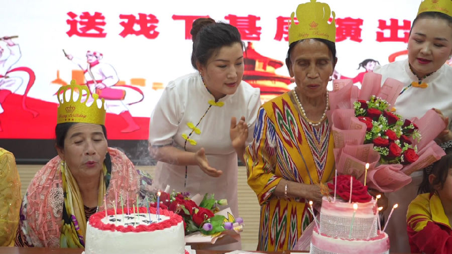集体生日会上，寿星妈妈们正在吹生日蜡烛。（热普亥提·阿不力米提 摄）