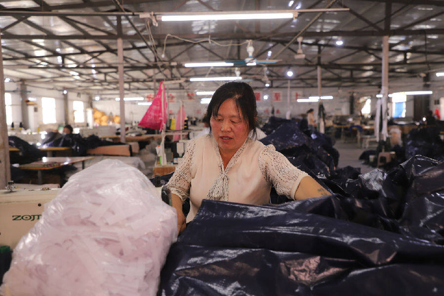 车间员工在赶制帐篷（梁国强 摄）