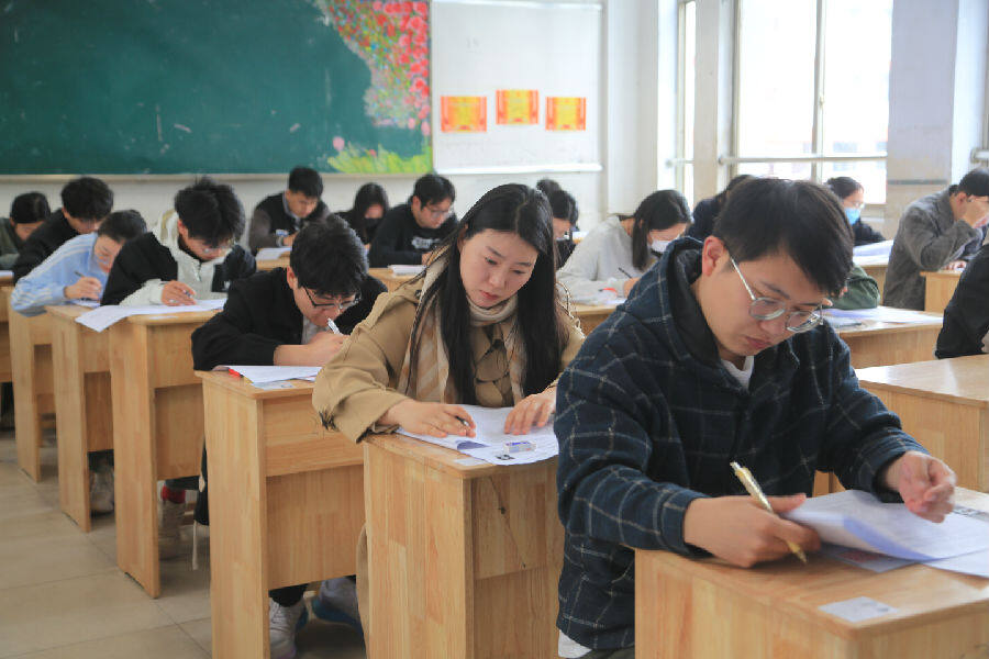 赣榆区2025年事业单位招聘工作人员笔试现场（邵世新 摄）