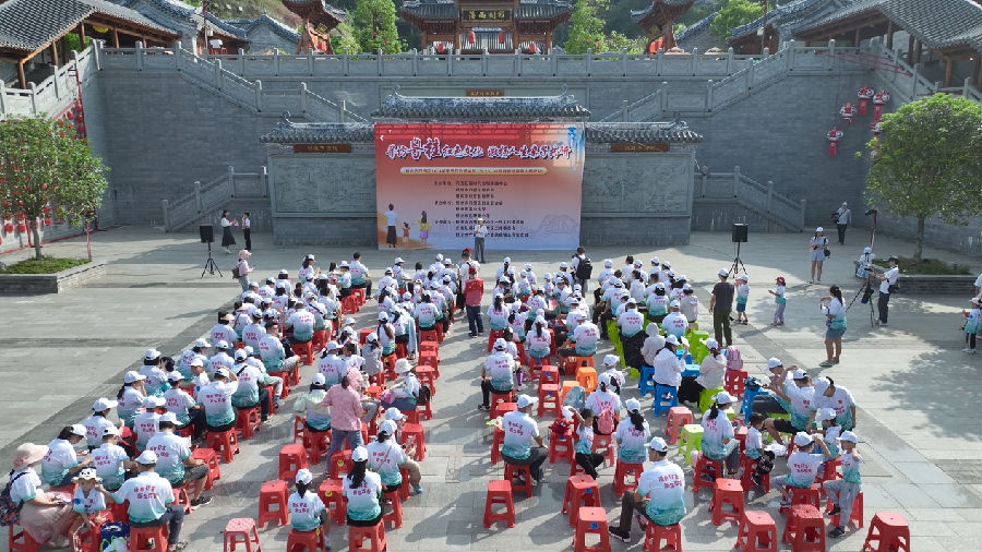 万秀区在岭南文化园举行亲子红色研学暨“5·25”心理健康教育月主题活动（麦好明 摄）