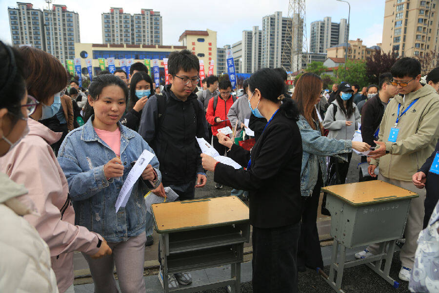 赣榆区2025年事业单位招聘工作人员笔试现场（邵世新 摄）