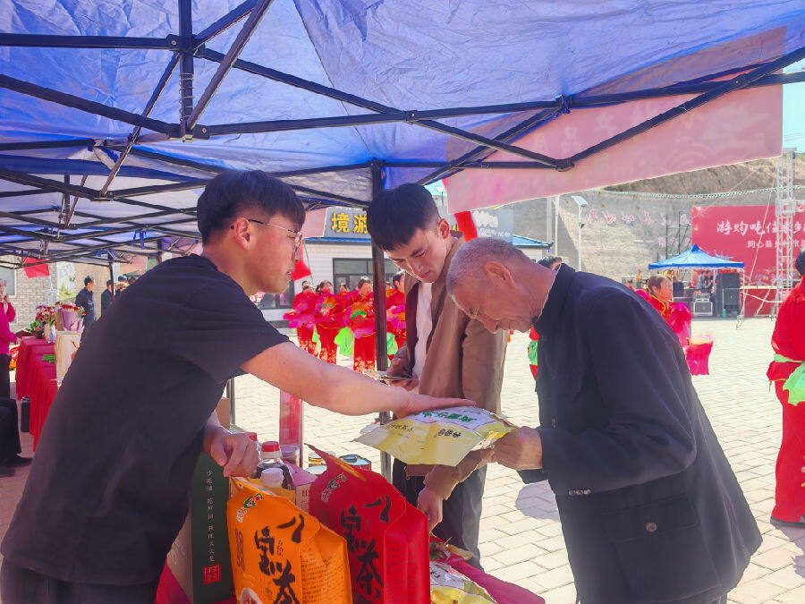 群众购买生活用品（马晓霞 摄）