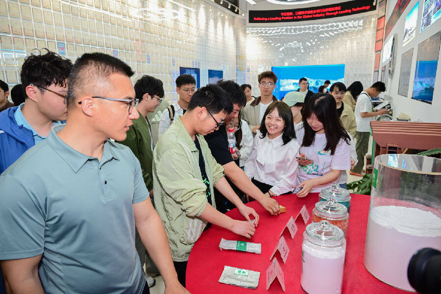 河北学子参观荆门高新技术企业（郑文杰 摄）