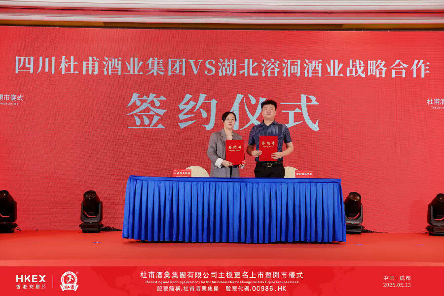 授牌、签约现场（戚原 摄）