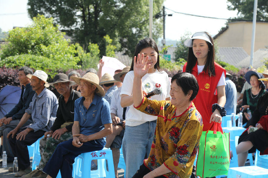 现场群众踊跃参与（王艺颖 摄）