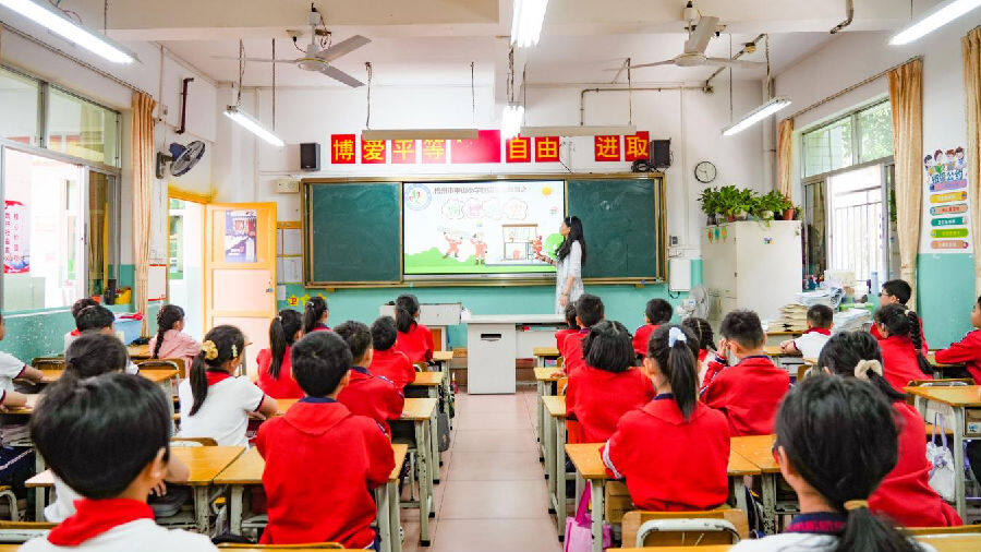 师生观看应急视频并学习避险知识（麦好明 摄）