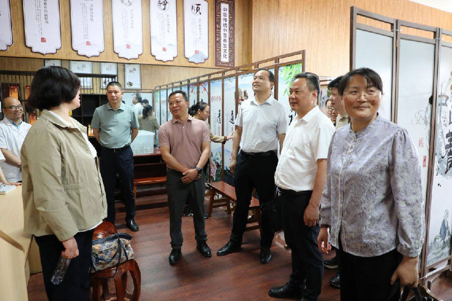调研组在神峰森林海康养艾灸馆调研（刘钊海 摄）