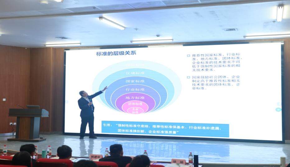 专家正在授课（姚绍庄 摄）