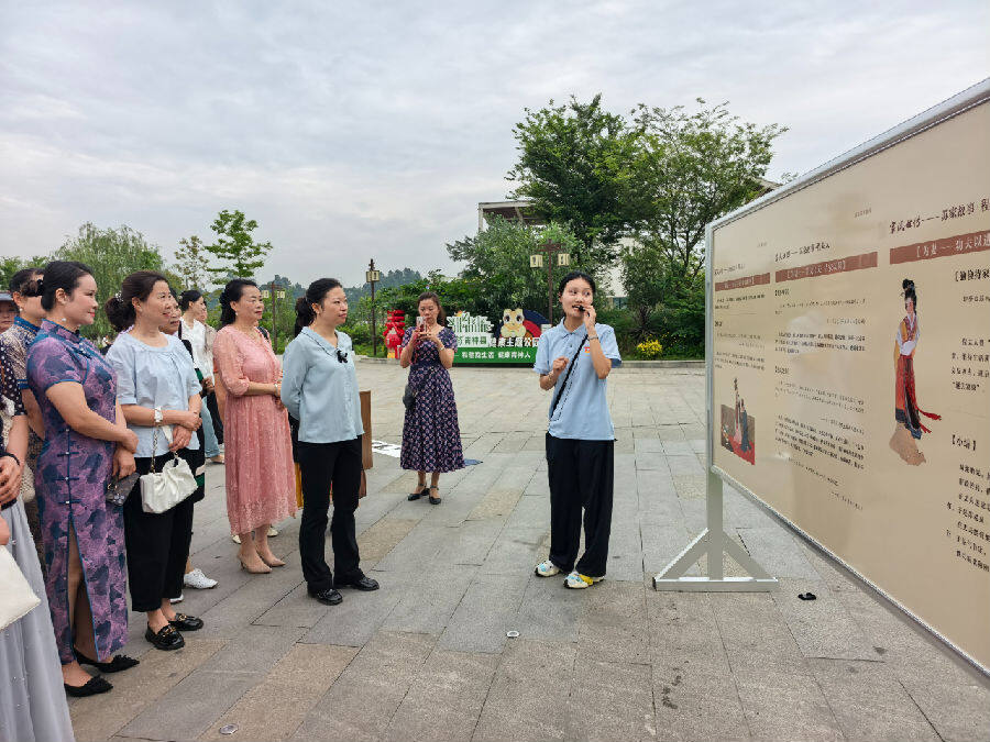 在专业解说员的带领下，参展人员详细了解了三苏家风的背景和内涵。（陈甜 摄）