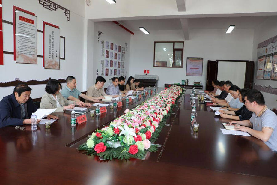 调研组在神峰森林海康养小镇召开座谈会（刘钊海  摄）